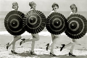 パラソルを着た美女の入浴、1928年頃